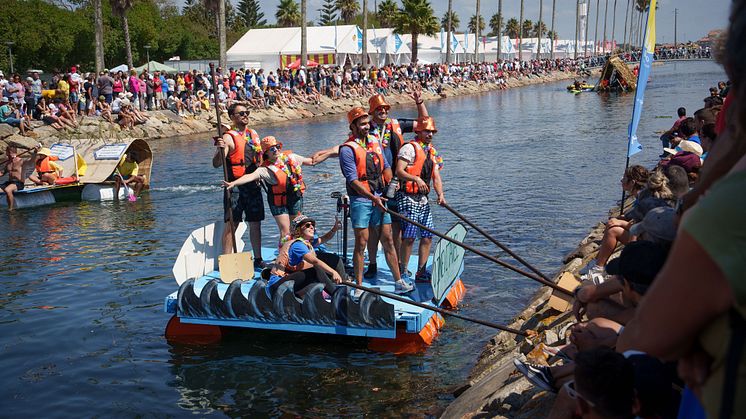 Klippfiskfestivalen i Portugal er en femdagers folkefest. Festivalen har 180 000 besøkende, og klippfisk er det eneste som er på menyen. I år var norsk klippfisk æresgjest, og den fikk skinne da folk koste seg med elverace og konserter. Foto: Festiva