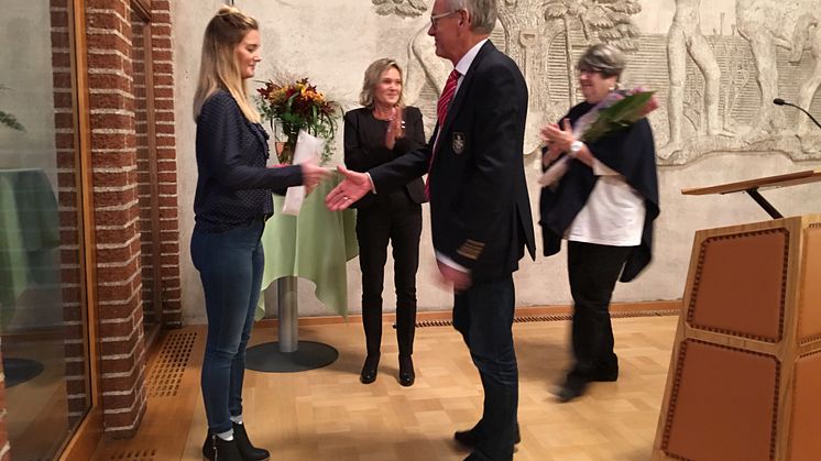 Petra fick priset för Bästa examensarbete delades ut i samband med kommunfullmäktiges möte den 25 oktober. 