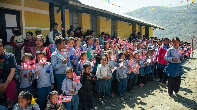 Norske flagg - Utviklingsminister Nikolai Astrup åpnet Shree Devitar Basic School i Dolakha i Nepal