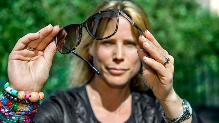 - Man har sett i flera studier att uppkomsten av hudcancer har sitt ursprung till mellan fem och tio procent i den tunna och känsliga huden kring ögat, säger Ida Malmblad, legitimerad optiker på Synsam. Foto: Claudio Bresciani/TT