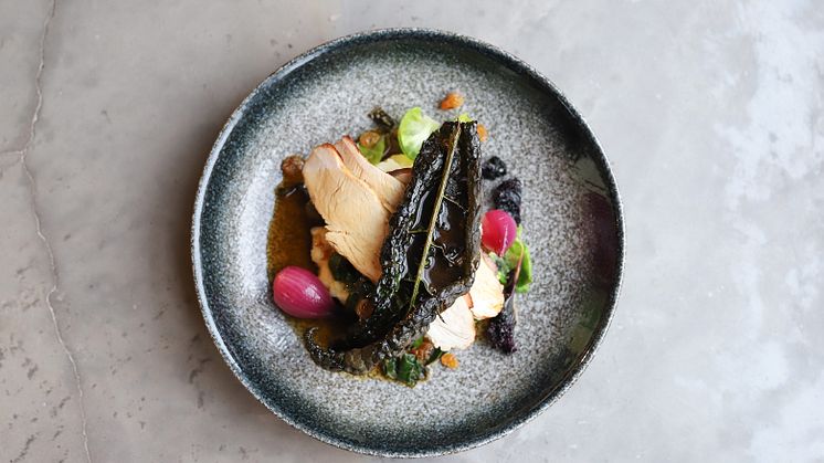 Lokala produkter på en tallrik, så vackert och smakrikt. En hållbar kulinarisk upplevelse tillagad av Lokal Menys James Ebbezon. Foto: Charlotte Berg, Lokal Meny