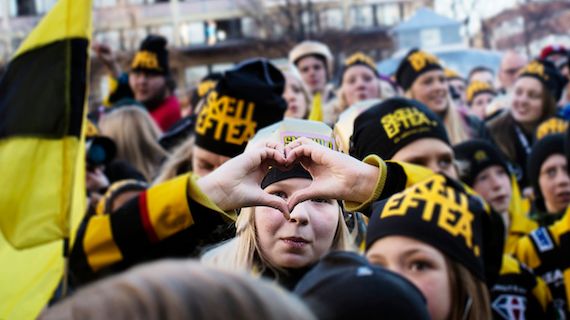 Hela Skellefteå firar hockeyguldet på Möjligheternas torg