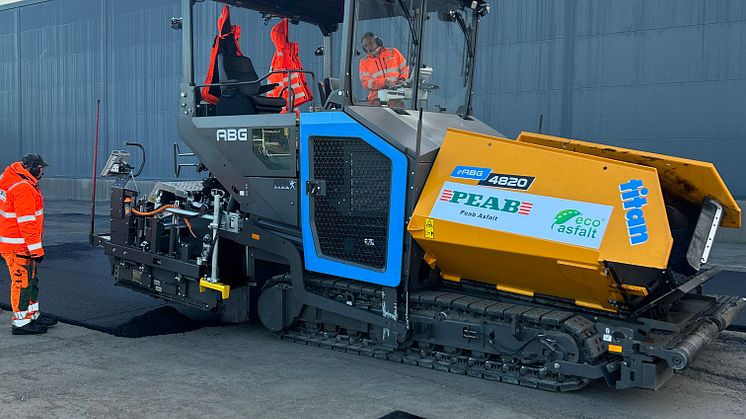 eABG48020 eldriven asfaltläggare hos Peab Asfalt