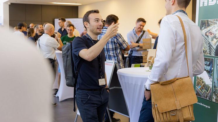 Die Fachausstellung in der Lobby des Nieperbaus war Treffpunkt für Fachgespräche aller Art. 