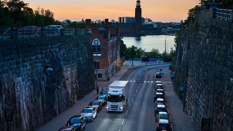 Batteriebetriebene und Hybrid-Lkw eigenen sich für die Verteilung in der Nacht oder außerhalb der Spitzenzeiten.