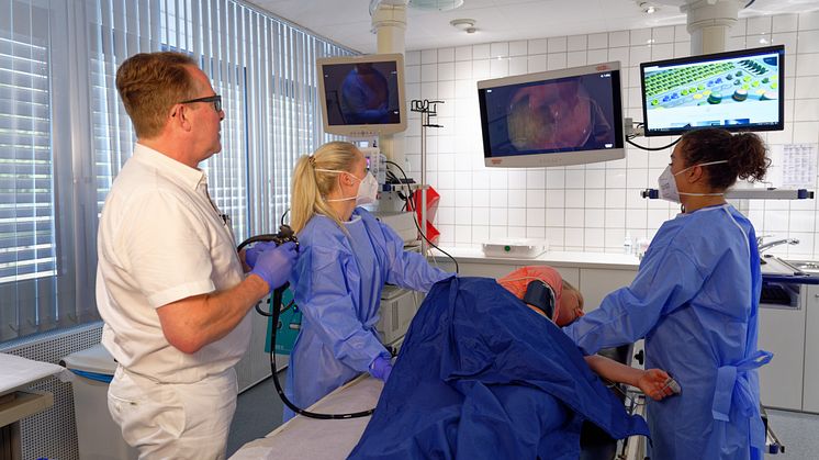 Darmspiegelung in der Praxis eines Magen-Darm-Arztes - fachweitergebildetes Personal assistiert bei der Untersuchung und kümmert sich um die Reinigung der Geräte (Foto: bng).