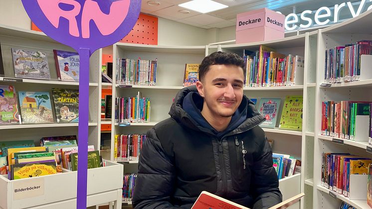  En av Kerlos Youssels jobb som ung ledare är att läsa för barn på biblioteket.