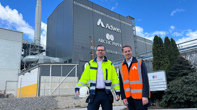 2021 sattes spaden i marken för den nya energianläggningen i Munkedal. Nu har bolagen gått i mål och Arctic Papers vd Kent Blom och Advens industriansvarig Henrik Johansson Casimiro kan fira att papper produceras med ånga från återvunna bränslen.