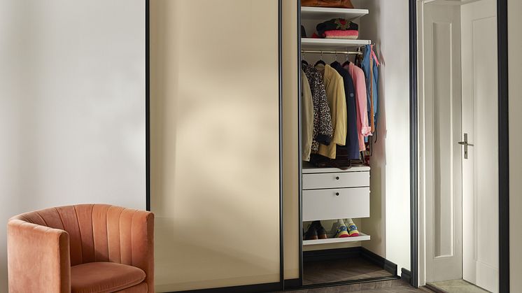 NO - Elfa-decor-closet-interior-sliding-doors-hallway-1_HIRES-high300
