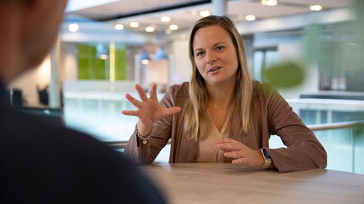 Simployers juridiske rådgiver Nicole Holman Fagerli sier arbeidsgivere må være oppmerksomme når det nå åpnes for å utstede sykemelding via e-konsultasjon. FOTO: Simployer