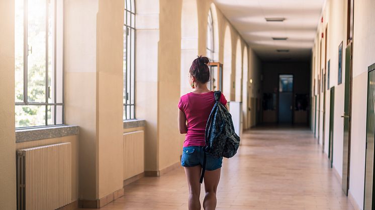 En trygg skolmiljö byggs genom långsiktiga satsningar på personal, elevhälsa och främjande arbete – inte genom enbart säkerhetsåtgärder, säger Maja Frankel, generalsekreterare på Friends. 