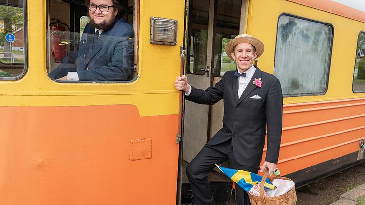 Tage (Martin Ibohm) leder oss under resan och gör inslag på Länsmusikens facebook under dagen.