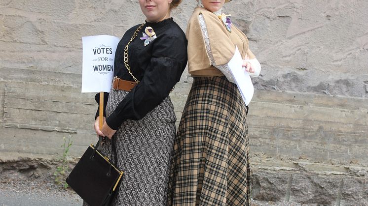 Historisk modevisning med Fashion through herstory 01 Bild för webben NY