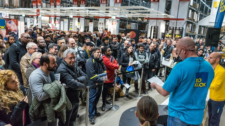 Väldigt stor uppslutning på IKEA Barkarbys ta-själv-lager där säljstarten för BoKlok Esplanaden gick av stapeln i måndags