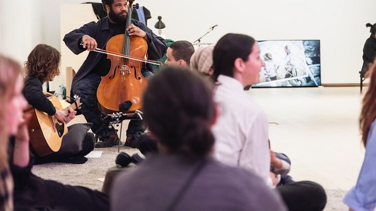 Basically_I bild gitarr Ezra Fieremans_cello Lester St. Louis_Foto Jean-Baptiste Béranger