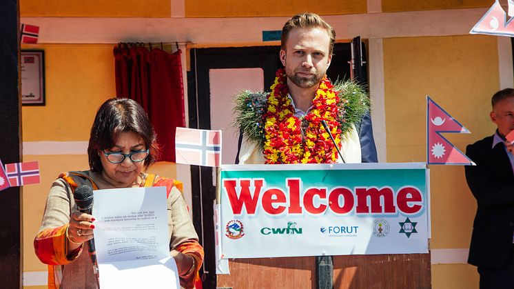 Tale og tolk - Utviklingsminister Nikolai Astrup åpnet Shree Devitar Basic School i Dolakha i Nepal