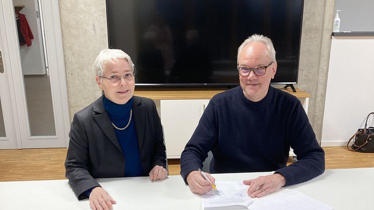 Christine Rudnik, Geschäftsführerin ElbEnergie und Bürgermeister Manfred Cohrs unterzeichnen den Konzessionsvertrag für eine gemeinsame Zusammenarbeit in Wenzendorf.