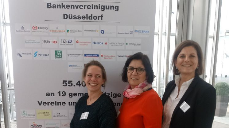 Im Namen der apoBank übergab Grit Spatzek, Unternehmenskommunikation, symbolisch den Spendenscheck an Nora May und Gaby Andrä-Rohloff vom Ambulanten Kinder- und Jugendhospizdienst.