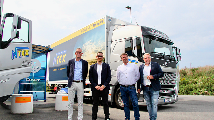 Från vänster: Jan Lundberg, vd NTEX Inrikes, Josef Hansson Lastbilssäljare på Volvo Truck Center, Erik Fromell, Business Development Manager Gasum och Clas Westling, Sales Manager på Gasum.