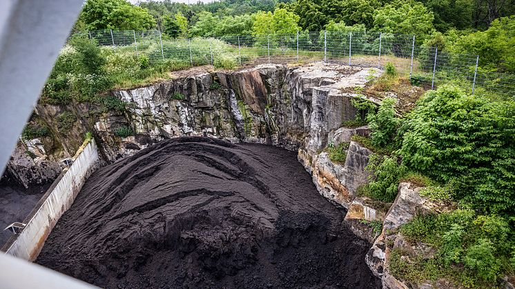 I reningsprocessen bildas också slam som kan bli till biogas och gödsel. Och innan det renade avloppsvattnet släpps ut i havet tar vi hand om värmen i vattnet så att det kan bli till fjärrvärme. 