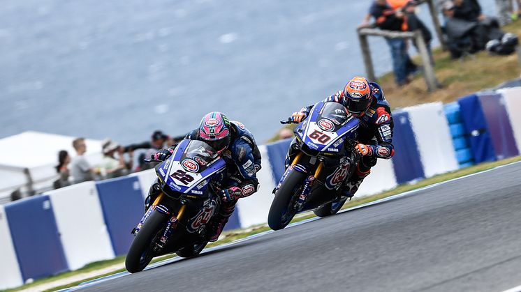  Pata Yamaha Official WorldSBKの#22 A・ローズ（YZF-R1）と#60 M・ファン・デル・マーク（YZF-R1）