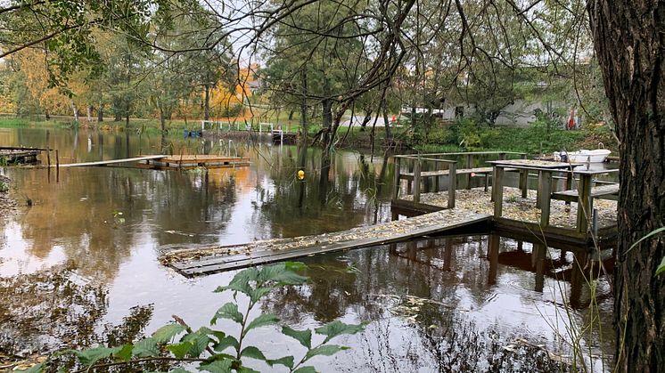 Just nu är det höga flöden i sjöar och vattendrag. Här en dagsfärsk bild från Bottenån i Lindesberg. Foto: Linde energi