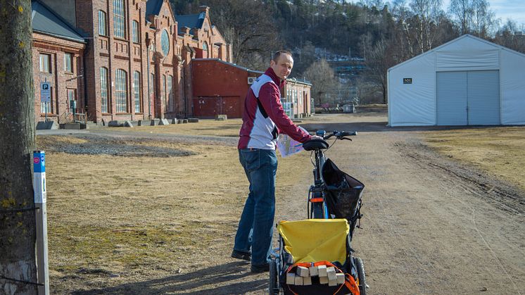 Nils Bergan setter ut stolper i Middelalderparken.