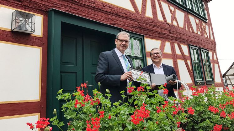 „Eine echte Investition in den Klimaschutz“: Mönchbergs Bürgermeister Thomas Zöller (l.) und Bayernwerk-Kommunalbetreuer Frank Schneider freuen sich über die erfolgreiche LED-Umrüstung der Straßenbeleuchtung in der Marktgemeinde.