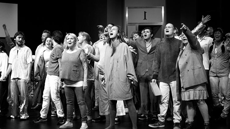 RÖST Akt 1 - glitter och show på blodigt allvar