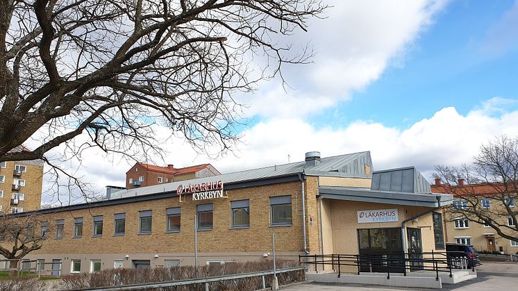 Fastigehten på Eketrägatan 3 där Läkarhus Kyrkbyn AB har öppnat.