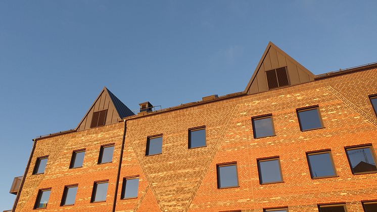 Trädgårdslunden består av 58 lägenheter i tre flerbostadshus samt tolv radhus. Beräknad inflyttning är februari 2023. Detta är en detaljbild på flerbostadshusens fasad. 
