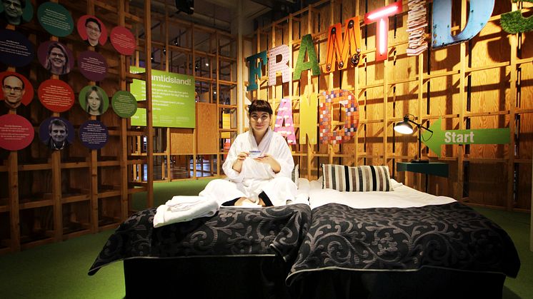 Caroline Kvick, kommunikatör på Arbetets museum, testar hotellsängarna inför auktionerna. Foto: Anna Redmalm