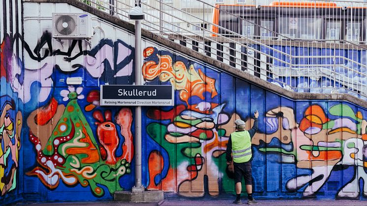 I ny drakt til åpning: Etter 3,5 måned med buss for bane kom passasjerene sist mandag tilbake til Skullerud T-banestasjon - og et helt nytt kunstverk. Her fra arbeidene. FOTO: Sporveien AS