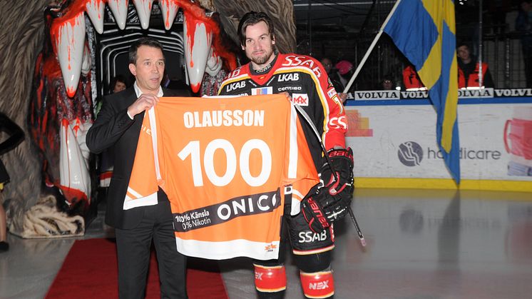 Niklas Olausson hyllad för 100 poäng 