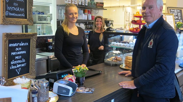 Sara Williamsson, Gulian Kanat-Söneborn på Bookhouse Café tillsammans med Magnus Franzén, handelsutvecklare.