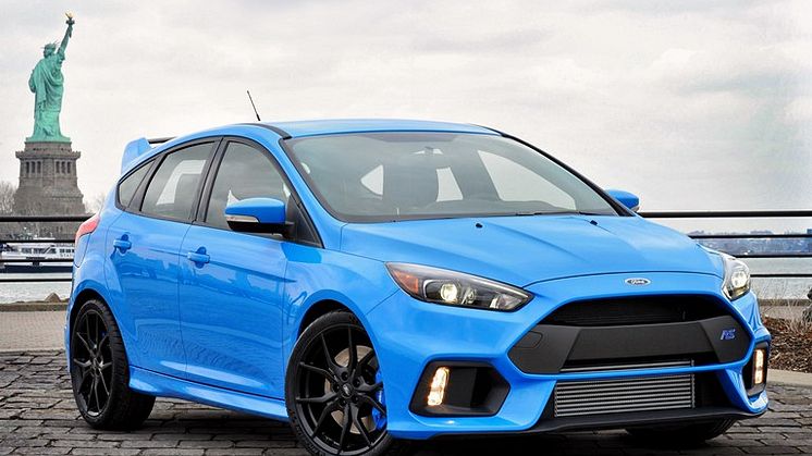 A Ford bemutatja a vadonatúj Focus RS-t, ami 4,7 másodperc alatt gyorsul százas tempóra, a végsebessége pedig 266 km/óra; az autó belépő ára 11.800.000 forint