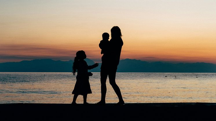 Familie i solnedgang