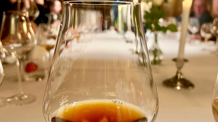 NOE GODT I GLASSET er en vanlig omskrivning for et glass vin eller brennevin. Denne gang passet uttrykket bedre enn noensinne