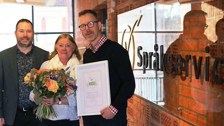 2019 års mottagare av InExchange miljöpris är Språkservice i Malmö. Utmärkelsen togs i veckan emot av Kerstin Forssman och Jens Kofoed Hansen och överräcktes av Per Löfving (längst till vänster).