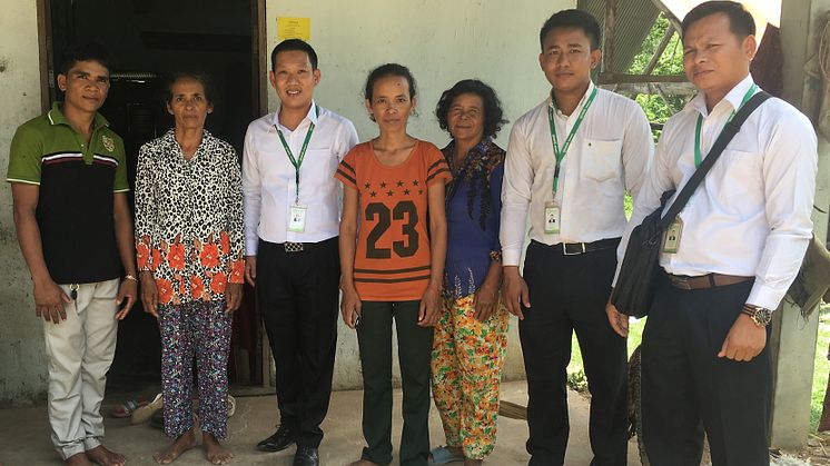 Prasacs personal besöker låntagare utanför Phnom Penh