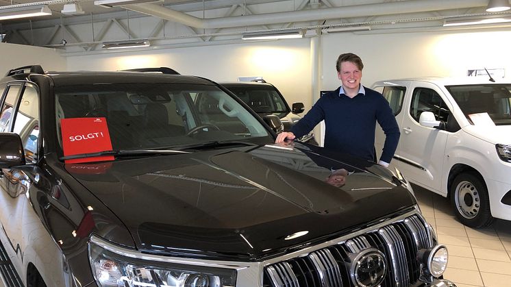 Toyotas hybridbiler er svært ettertraktede i markedet, sier Jørgen Wiken Furnes, bilselger trainee hos Nordvik Toyota Namsos. Foto: Nordvik AS.