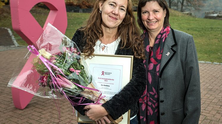 Årets Bröstsjuksköterska 2018 är Eva Hamberg. Útmärkelsen delas ut av Bröstcancerförbundet. På bild: Eva Hamberg och Susanne Dieroff Hay. Fotograf: Bosse Johansson. Bilden fri för publicering. 