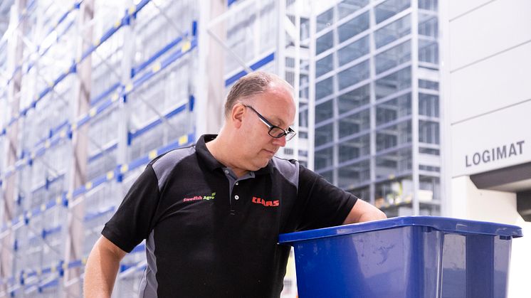 Det blir mycket plockande för lagerarbetaren Lars Helgessson när alla delar ska upp.