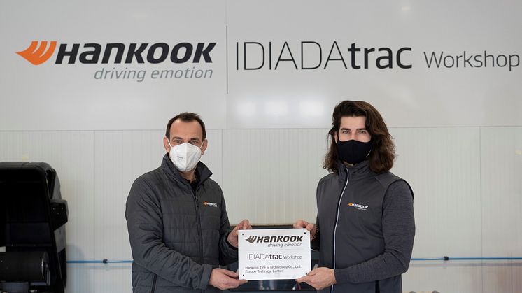 (från vänster till höger) Klaus Krause, chef för European Research and Development Centre, och Aleix Alcaraz, subjektiv testförare på Hankook.