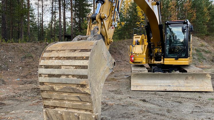 Cat 325_framifrån.JPG