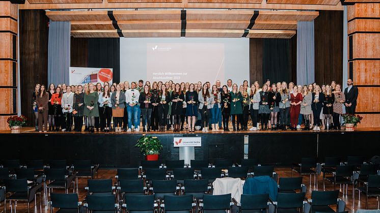 Absolvent*innen feiern ihren Abschluss 2023 an der Universität Vechta