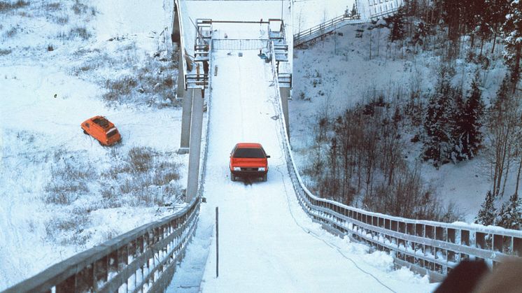 I 1986 kørte en Audi 100 CS quattro op af en 37,5 graders skihopbakke i Finland