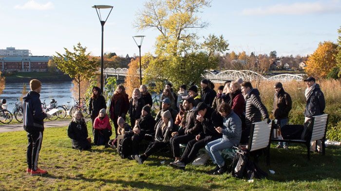 Studenter och lärare från Arkitekthögskolan på plats i Broparken i centrala Umeå. Foto: Toms Kokins