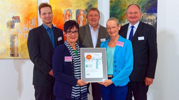 Leuchturmprojekt 2018 CfC Bückeburg (v. l.): Jurymitglied Prof. Dr. Sebastian Braun, Kerstin Gorenc, Reiner Wilharm, Stadt Bückeburg, Heike Schildmeier und Dr. Stephan Nahrath, Geschäftsführer Westfalen Weser Energie.