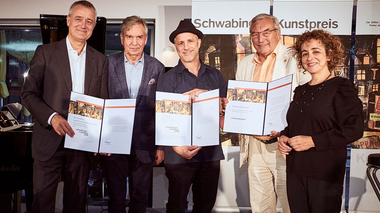 (v.li.) Andreas Groethyusen, Thomas Kuchenreuther, Uli Oesterle, Stadtrat Walter Zöller und Yaara Tal bei der Verleihung der Schwabinger Kunstpreise.
